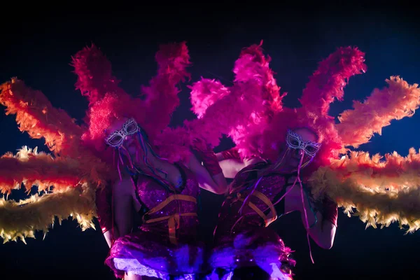 Gyönyörű Fiatal Tud Táncosok Pom Poms Együtt Táncolni Karnevál Koncepció — Stock Fotó