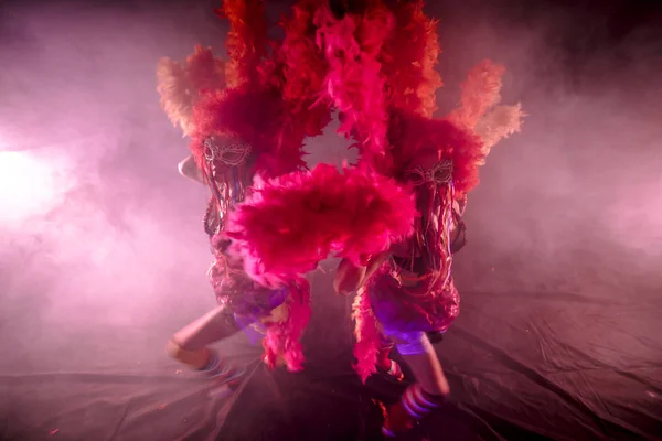 Молоді Танцюристи Помпонами Позують Разом Карнавальній Концепції Тлі Туманного Фону — стокове фото