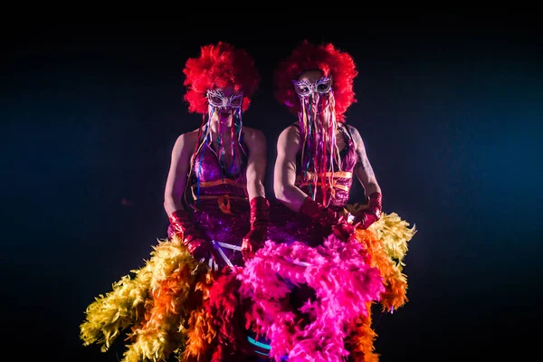 Hermosas Bailarinas Jóvenes Con Pompones Bailando Juntas Concepto Carnaval — Foto de Stock