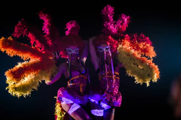 Hermosas Bailarinas Jóvenes Con Pompones Bailando Juntas Concepto Carnaval — Foto de Stock