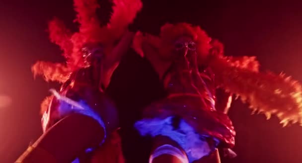 Vackra Unga Kvinnor Med Pom Poms Poserar Tillsammans Carnival Koncept — Stockvideo