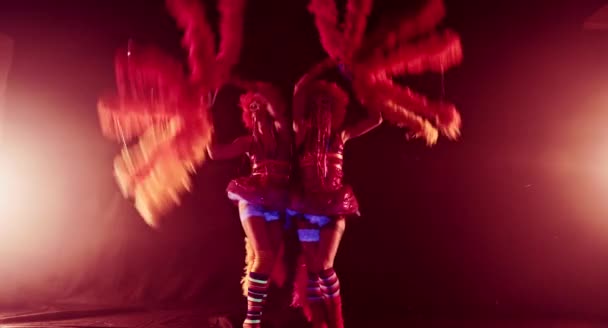 Mooie Jonge Vrouwen Met Pom Poms Poseren Samen Carnaval Concept — Stockvideo
