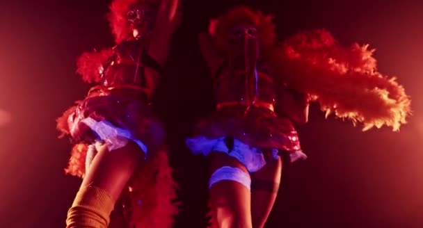 Mooie Jonge Vrouwen Met Pom Poms Poseren Samen Carnaval Concept — Stockvideo