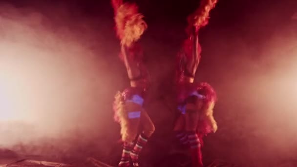 Hermosas Bailarinas Jóvenes Con Pompones Bailando Juntas Concepto Carnaval — Vídeos de Stock