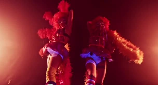 Mooie Jonge Vrouwen Met Pom Poms Poseren Samen Carnaval Concept — Stockvideo