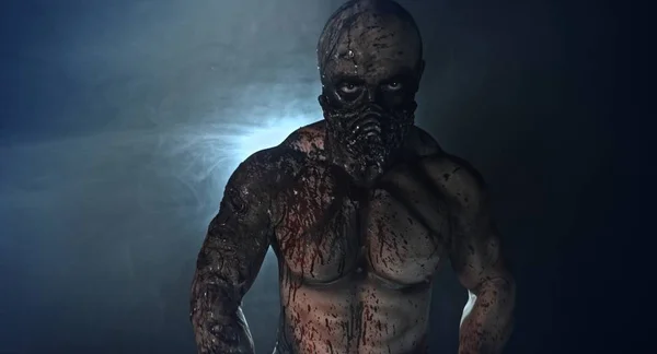 Портрет Чоловічого Вбивці Зомбі Покритого Кров Позує Туманному Фоні — стокове фото