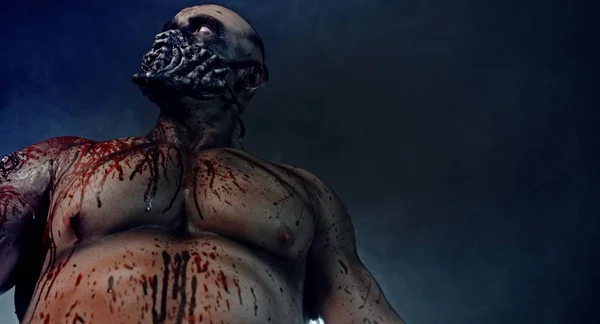 Porträtt Manliga Zombie Killer Täckt Blod Poserar Mot Dimmiga Bakgrund — Stockfoto
