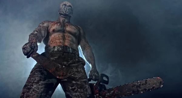 Portret Męski Zombie Killer Maczetą Chainsaw Pozowanie Przed Mglisty Tło — Zdjęcie stockowe