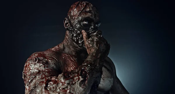 Retrato Assassino Zumbi Muscular Com Máscara Coberta Sangue Posando Contra — Fotografia de Stock