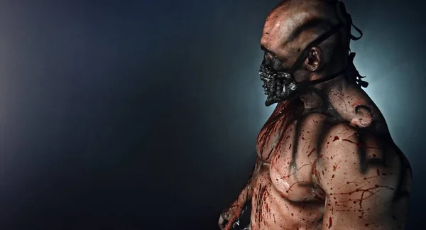 Porträtt Muskulös Zombie Killer Med Mask Täckt Blod Poserar Mot — Stockfoto