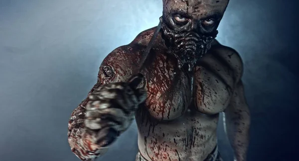 Potret Pembunuh Zombie Menyeramkan Dengan Parang Terhadap Latar Belakang Gelap — Stok Foto