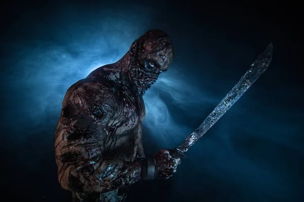 Retrato Asesino Zombie Espeluznante Con Arma Contra Fondo Oscuro Brumoso — Foto de Stock
