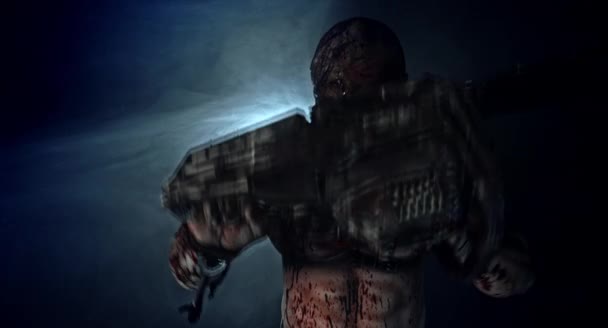 Gruseliger Zombie Killer Mit Kettensäge Posiert Vor Nebligem Dunklen Hintergrund — Stockvideo