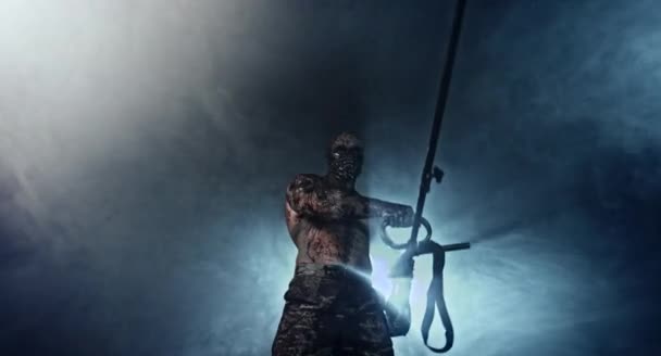 男性僵尸杀手与升级的割草机对雾蒙蒙的背景与背光 — 图库视频影像