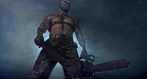Zombie Killer Posiert Mit Machete Und Kettensäge Vor Nebligem Hintergrund — Stockvideo