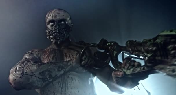 男性僵尸杀手与升级的割草机对雾蒙蒙的背景与背光 — 图库视频影像
