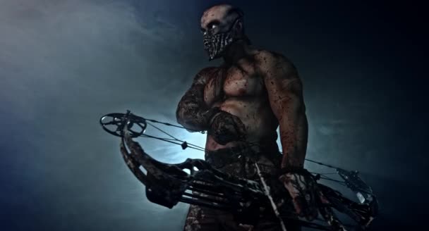 Muskulöser Zombie Killer Mit Moderner Verbeugung Posiert Vor Dunklem Hintergrund — Stockvideo