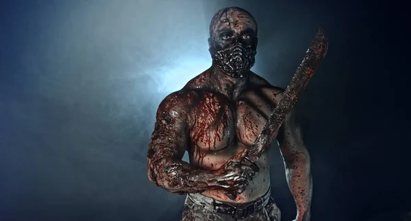 Portret Van Griezelige Zombie Killer Met Machete Tegen Mistige Donkere — Stockfoto
