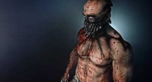 Portrait Tueur Zombie Musculaire Avec Masque Recouvert Sang Posant Sur — Photo
