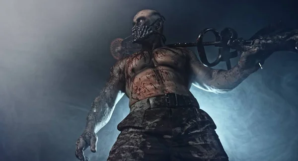 Männlicher Zombie Killer Mit Aufgerüstetem Rasenmäher Vor Nebligem Hintergrund Mit — Stockfoto