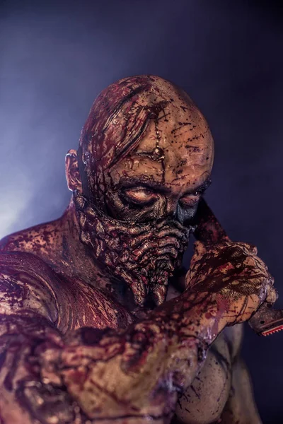 Portret Męski Zombie Killer Maczetą Tle Mglisty — Zdjęcie stockowe