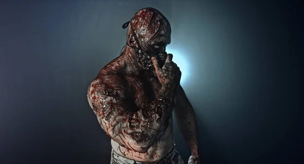 Портрет Мускулистого Зомби Убийцы Маской Покрытой Кровью Позирующей Туманном Фоне — стоковое фото