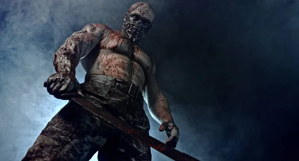 Portret Van Griezelige Zombie Killer Met Machete Tegen Mistige Donkere — Stockfoto