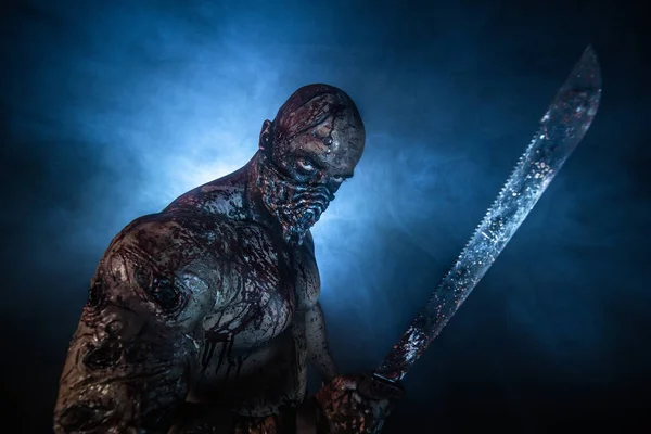 Portret Przerażającego Zabójcy Zombie Bronią Mglistym Ciemnym Tle — Zdjęcie stockowe