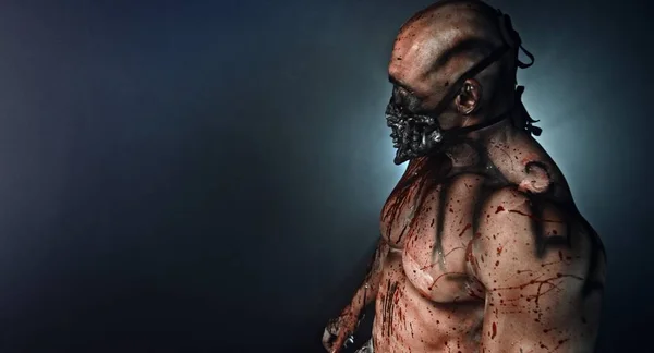 Портрет Мускулистого Зомби Убийцы Маской Покрытой Кровью Позирующей Туманном Фоне — стоковое фото