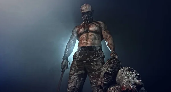 Porträtt Muskulös Zombie Killer Med Machete Och Zombie Huvuden Poserar — Stockfoto