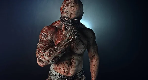 Ritratto Zombie Killer Muscolare Con Maschera Ricoperta Sangue Posa Contro — Foto Stock