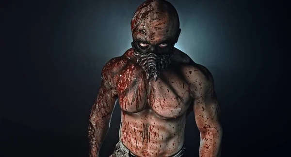 Retrato Assassino Zumbi Muscular Com Máscara Coberta Sangue Posando Contra — Fotografia de Stock