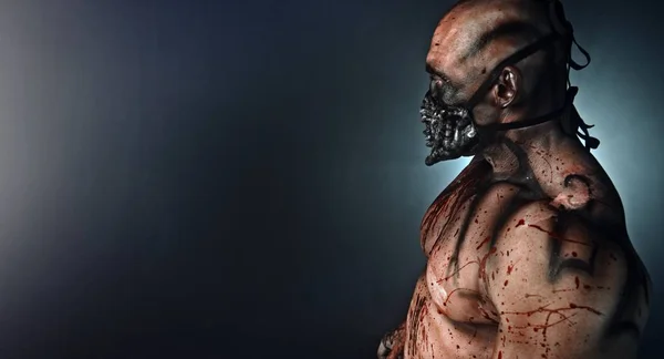 Portrait Tueur Zombie Musculaire Avec Masque Recouvert Sang Posant Sur — Photo