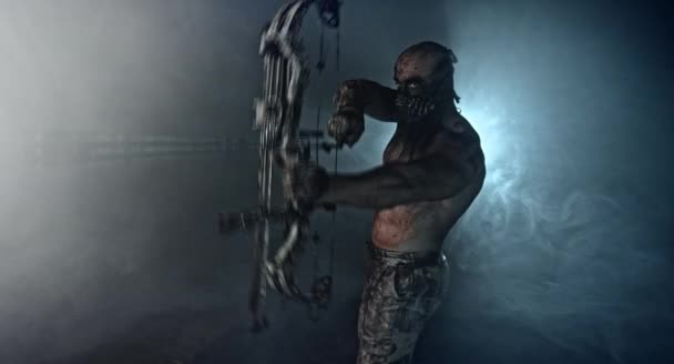 Мышечный Зомби Убийца Современным Луком Позирует Темном Фоне — стоковое видео