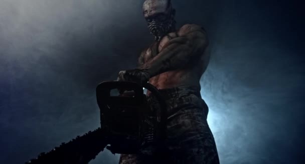 Asesino Zombie Espeluznante Con Motosierra Posando Sobre Fondo Oscuro Brumoso — Vídeos de Stock