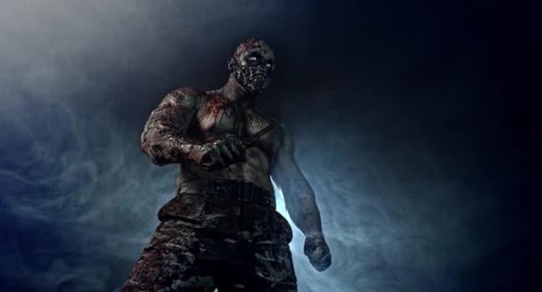 Manliga Zombie Killer Med Machete Poserar Mot Mörk Dimmiga Bakgrund — Stockvideo