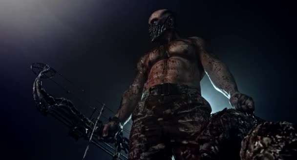 Asesino Zombi Muscular Con Arco Moderno Cabezas Zombi Posando Sobre — Vídeos de Stock