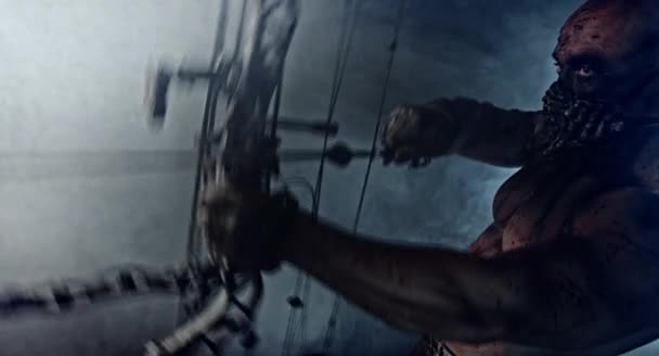 肌肉发达的僵尸杀手与现代弓摆在黑暗的背景 — 图库视频影像