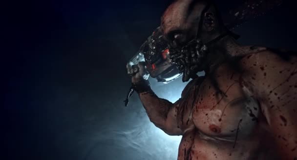 Griezelige Zombie Killer Met Chainsaw Poseren Tegen Mistige Donkere Achtergrond — Stockvideo