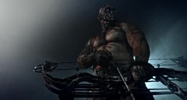 Muskulöser Zombie Killer Mit Moderner Verbeugung Posiert Vor Dunklem Hintergrund — Stockvideo