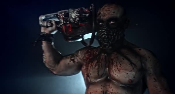 Strašidelný Zombie Zabiják Motorovou Pilou Vystupují Proti Zamlžené Pozadí — Stock video