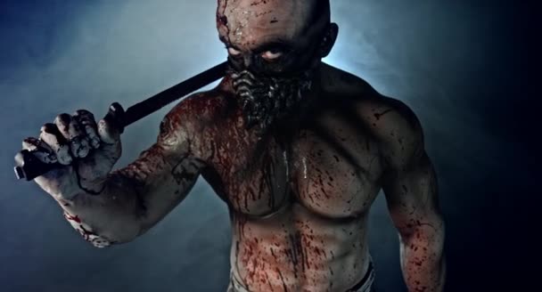 男性僵尸杀手与砍刀摆姿势对黑暗的雾气背景 — 图库视频影像