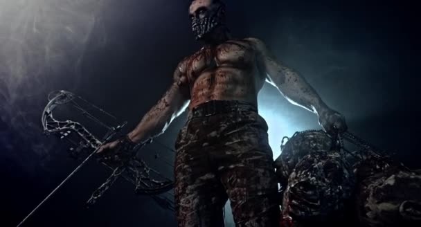 Muskulöser Zombie Killer Mit Moderner Verbeugung Und Zombie Köpfen Posiert — Stockvideo