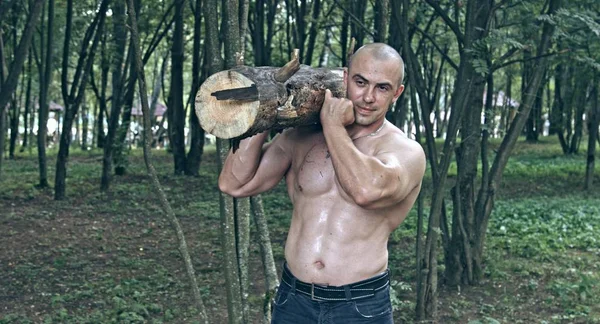 Homem Caucasiano Muscular Segurando Log Floresta — Fotografia de Stock