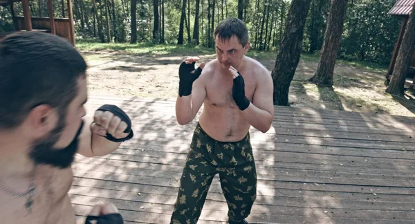 Dois Homens Caucasianos Praticando Golpes Caixa Acampamento Floresta — Fotografia de Stock