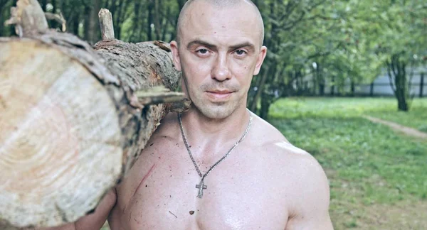 Homme Caucasien Musclé Tenant Une Bûche Dans Forêt — Photo