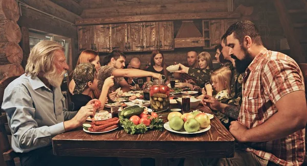 Gran Grupo Amigos Familiares Sentados Cabaña Los Cazadores Madera Cenando — Foto de Stock