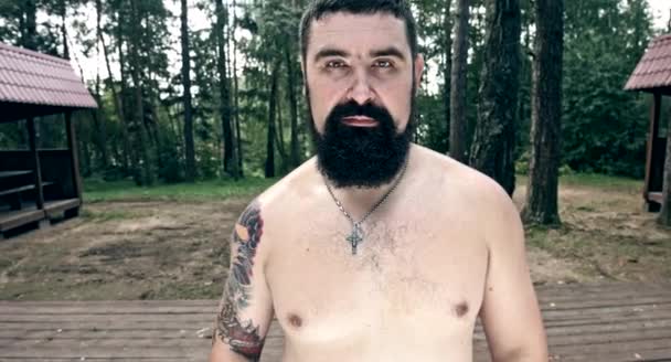 Kaukasische Mannelijke Bokser Poseren Forest Camp — Stockvideo