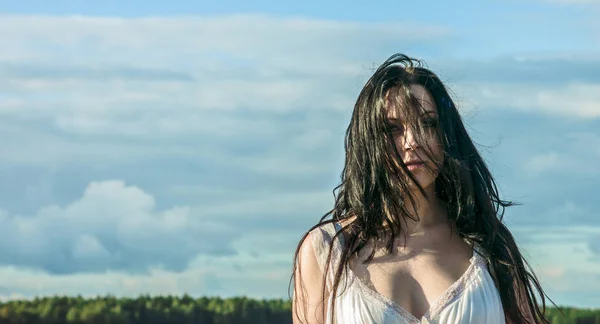 Mooi Vrouw Portret Het Veld Zonnige Dag — Stockfoto