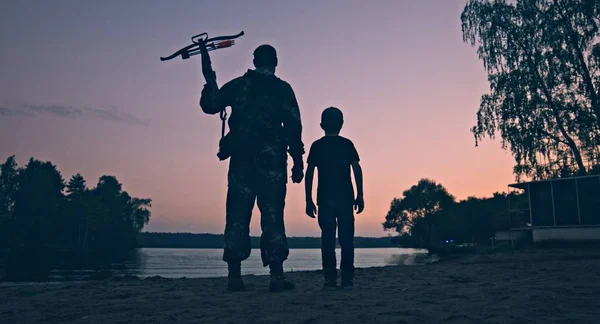 Achteraanzicht Van Man Krijger Staan Met Kruisboog Naast Zoon Bij — Stockfoto